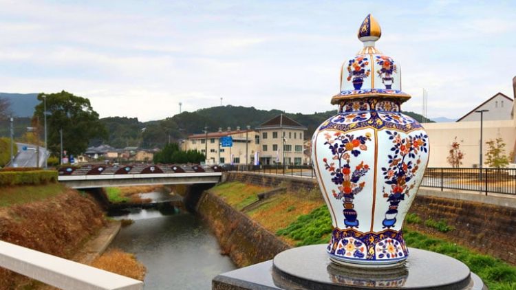 Kota porselen Arita (The Invisible Tourist).