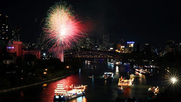 Pesta 3000 kembang api di Tenjin Matsuri (Taku Hosokawa/Asahi Shimbun).