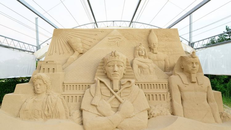 Tutankhamun, patung yang ditampilkan di pameran ke-14 karya Chaen Katsuhiko (The Sand Museum).