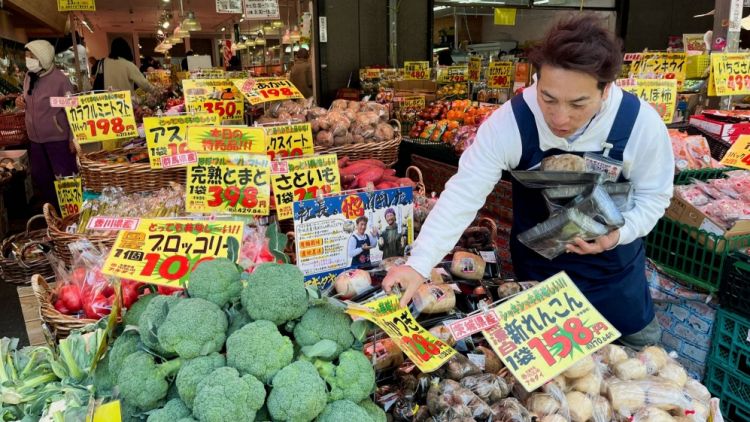Seorang pria yang bekerja di supermarket di Jepang (Reuters).