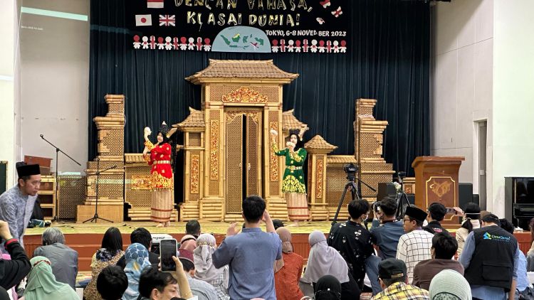 Pertunjukan Tari Piring (KBRI Tokyo). Pertunjukan Tari Piring (KBRI Tokyo).