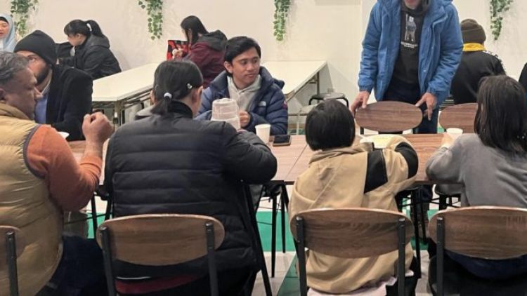 Makan gratis untuk anak-anak dan orang dewasa di Masjid Fujikawagukicho (Fujikawagukicho-Masjid).