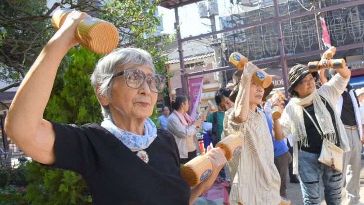 Sekelompok lansia di Jepang yang sedang berolahraga (Japan Times).