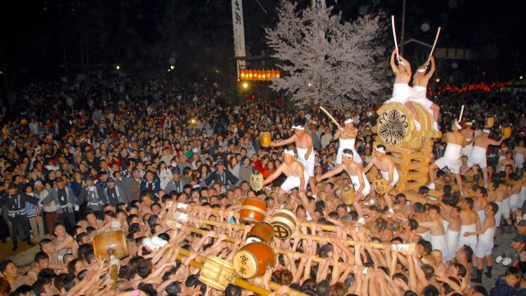 Furukawa Matsuri untuk menyambut musim semi di Prefektur Gifu (ohmatsuri.com).