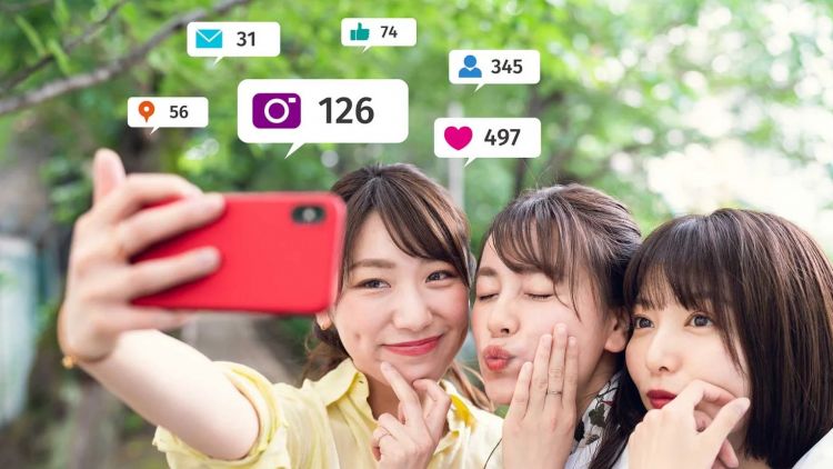 tiga wanita yang sedang melakuka selfie