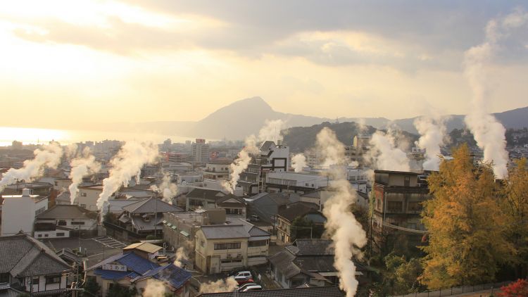 Kota Beppu terkenal dengan pemandian air panasnya (JNTO.