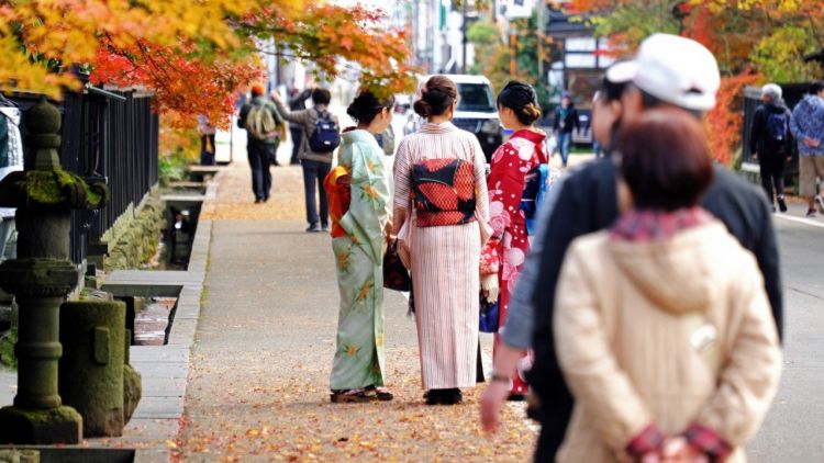 Jalan Bukeyashiki di Kakunodate (Tohoku Kanko). Jalan Bukeyashiki di Kakunodate (Tohoku Kanko).