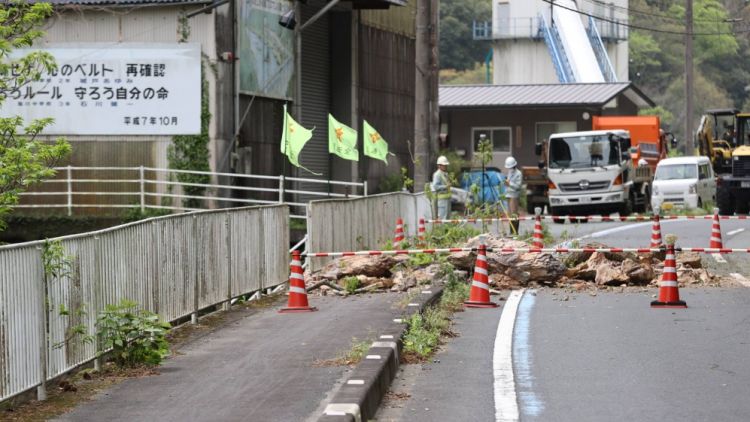 Jalan raya nasional terblokir akibat gempa di Ozu, Prefektur Ehime (Japan Today).