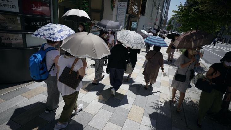 Orang-orang di Tokyo berjalan di bawah cuaca ekstrem pada Juni 2023 (AP via Japan Today). Orang-orang di Tokyo berjalan di bawah cuaca ekstrem pada Juni 2023 (AP via Japan Today).