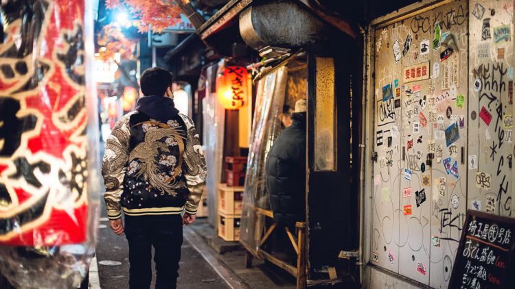 Seorang pemuda mengenakan jaket Sukajan (Hypebeast)