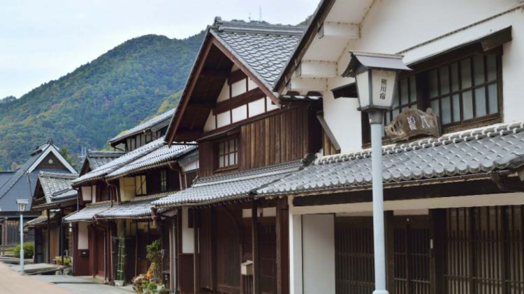 Bangunan-bangunan kayu di sekitar kota (Zekkei Japan)..
