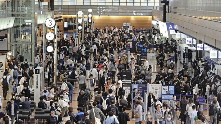 Kepadatan wisatawan menyambut Golden Week di Haneda (Kyodo via Mainichi). Kepadatan wisatawan menyambut Golden Week di Haneda (Kyodo via Mainichi).