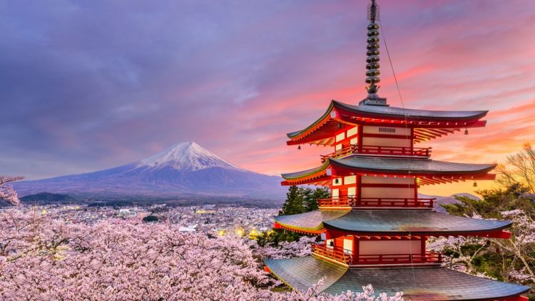 Chureito Pagoda merupakan spot paling ikonik untuk memotret Gunung Fuji (Japan Rail Pass).