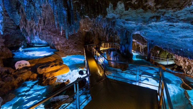 Kolam air biru yang berkilau di dalam Gyokusendo Cave (nippon.com).