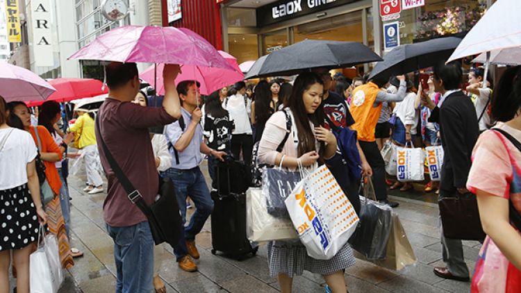 Turis Tiongkok dengan tas belanja di distrik Ginza, Tokyo (China Daily).