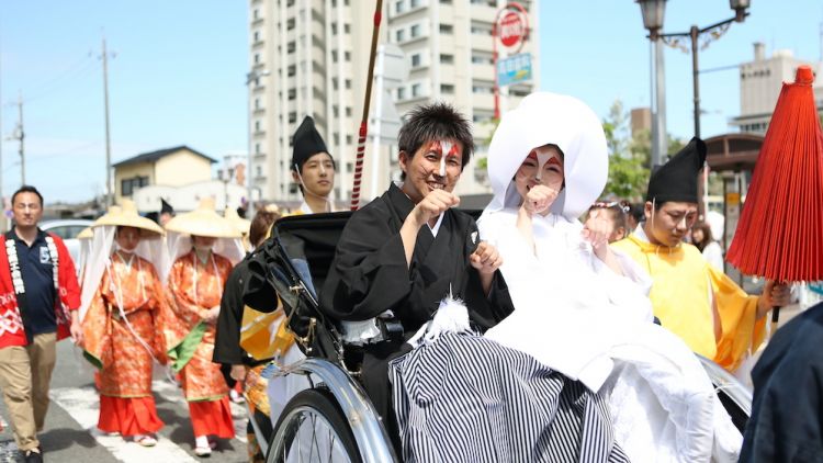 Parade pernikahan "rubah" di Shinkawa Market Festival (Visit Yamaguchi). Parade pernikahan "rubah" di Shinkawa Market Festival (Visit Yamaguchi).