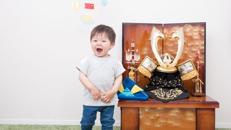 Seorang anak berdiri di sebelah helm samura (Savvy Tokyo). Seorang anak berdiri di sebelah helm samura (Savvy Tokyo).