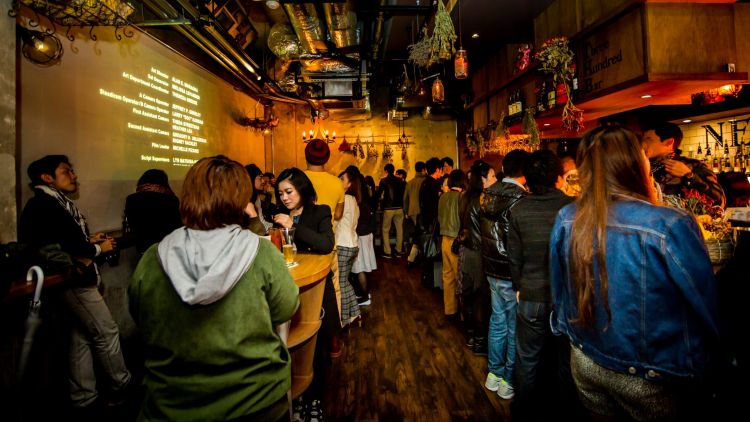Suasana 300 Bar yang ada di cabang Murasaki Building (Tokyo Cheapo). Suasana 300 Bar yang ada di cabang Murasaki Building (Tokyo Cheapo).