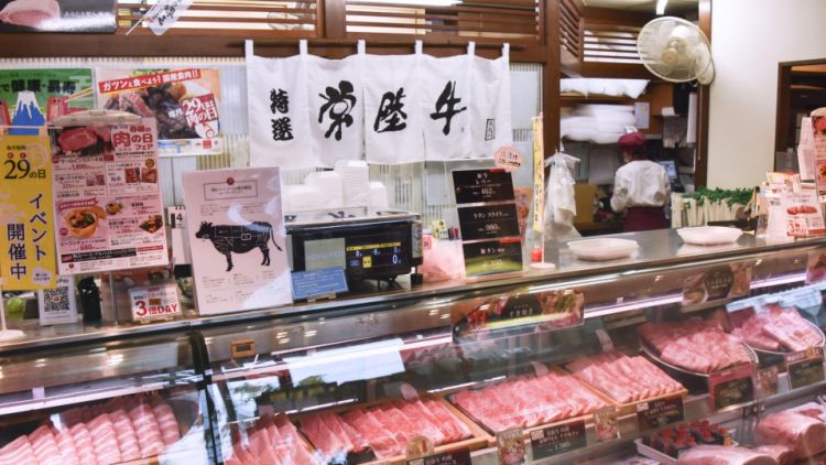 Aneka daging yang dijual di Nikunoijima, Mito (Kyodo News).