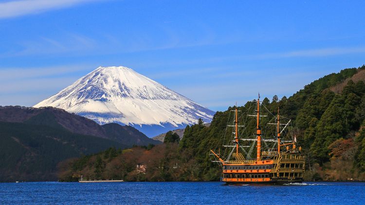 Pemandangan Gunung Fuji dari Danau Ashi (CLUB4TRAVELERSHUTTERSTOCK.COM).
