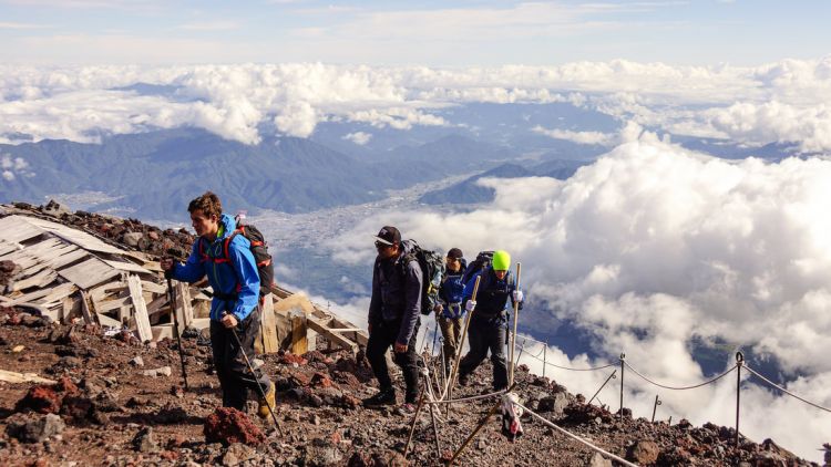 Jalur pendakian Gunung Fuji via Yoshida (Fuji Mountain Guides). Jalur pendakian Gunung Fuji via Yoshida (Fuji Mountain Guides).