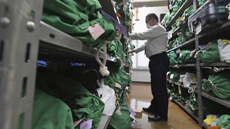 Kumpulan barang hilang di Lost and Found Center Kepolisian Tokyo pada April lalu (Kyodo News). Kumpulan barang hilang di Lost and Found Center Kepolisian Tokyo pada April lalu (Kyodo News).