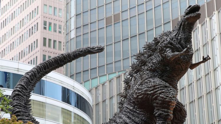 Patung Godilla di sebuah mall perbelanjaan di Tokyo Patung Godilla di sebuah mall perbelanjaan di Tokyo