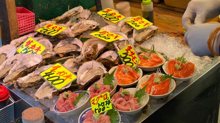 Jangan lewatkan untuk memberli sashimi di pasar ini (Japan Wonder Travel).