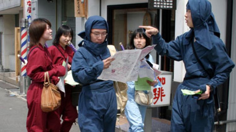 Berkostum ala ninja untuk berkeliling Iga-Ueno (iga-travel.jp).