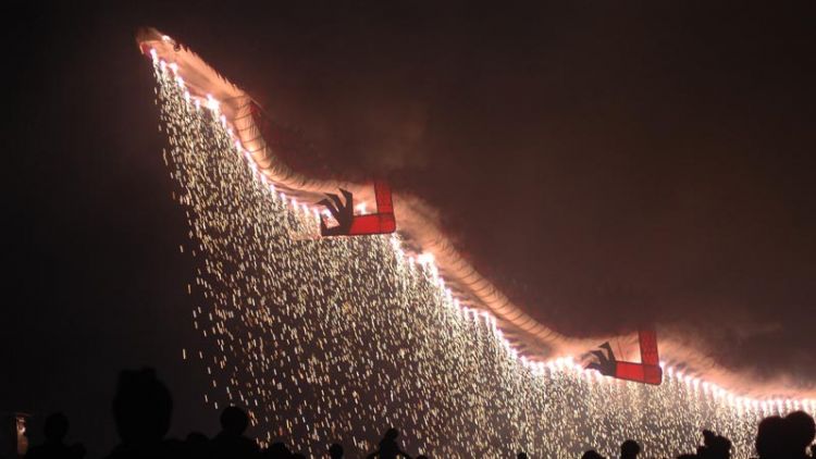 Naga terbang di puncak acara Hamamatsu Flying Dragon Festival (Japan Cheapo).