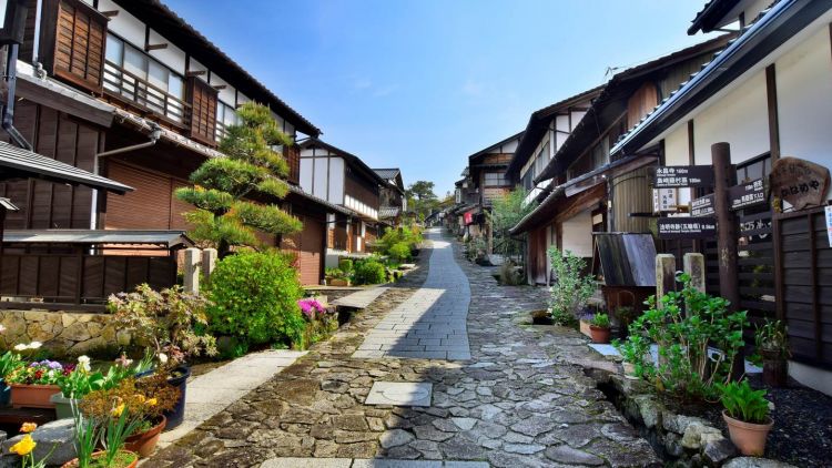 Kedamaian di Nakatsugawa (World Travel Guide). Kedamaian di Nakatsugawa (World Travel Guide).