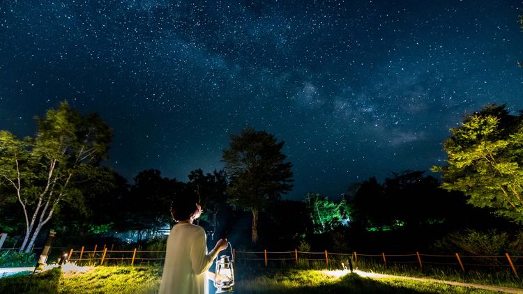 Melihat langit malam dari Namiai Starry Sky Park (naganoachimura-glamping.com). Melihat langit malam dari Namiai Starry Sky Park (naganoachimura-glamping.com).