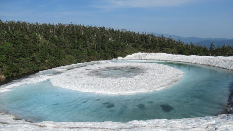 Pemandangan Hachimantai Dragon Eye (pref.akita.lg.jp). Pemandangan Hachimantai Dragon Eye (pref.akita.lg.jp).