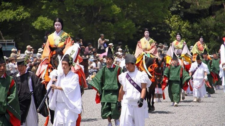 Para wanita yang mengiringi saio dalam Aoi Matsuri (Japan Guide). Para wanita yang mengiringi saio dalam Aoi Matsuri (Japan Guide).