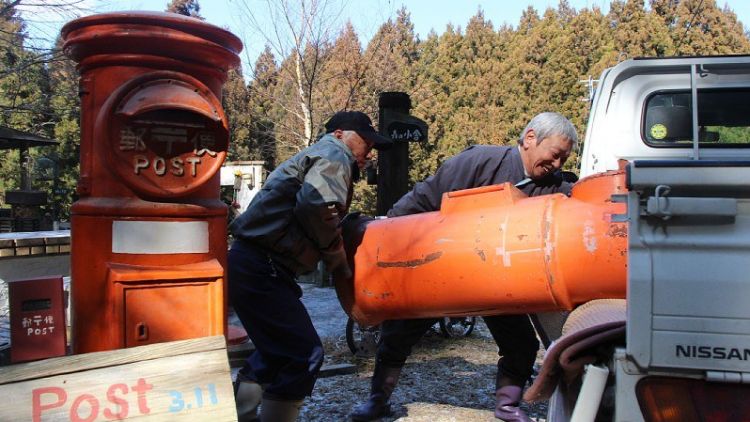 Penggantian Drifting 3.11 Postbox di distrik Hirota tahun 2018 (Mainichi Shimbun). Penggantian Drifting 3.11 Postbox di distrik Hirota tahun 2018 (Mainichi Shimbun).