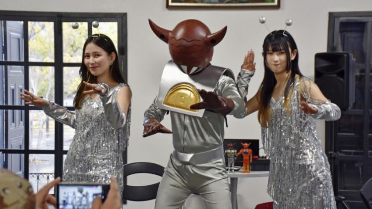 Seorang pria memakai kostum alien untuk memperingati insiden Kofu pada Februaru 23 (Kyodo).