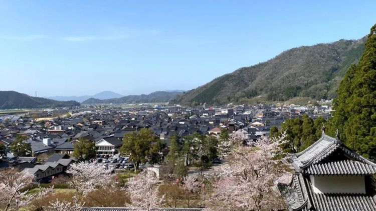 Pemandangan kota dari reruntuhan kastil Izushi (Visit Kinosaki). Pemandangan kota dari reruntuhan kastil Izushi (Visit Kinosaki).