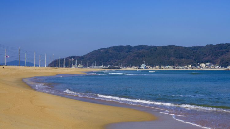 Keindahan pantai biru Shikajima cocok untuk berenang, menyelam, dan berselancar. Keindahan pantai biru Shikajima cocok untuk berenang, menyelam, dan berselancar (Fukuoka City Offici