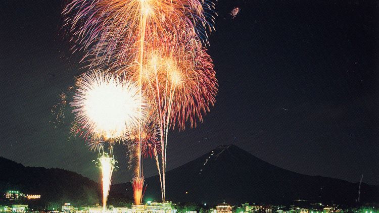 Kembang api di Danau Kawaguchiko (Fujikawaguchiko Tourist Information)