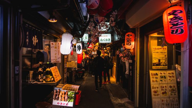 Menyusuri Omoide Yokocho di Shinjuku (Watcharapong Thawornwichian/;Dreamstime)