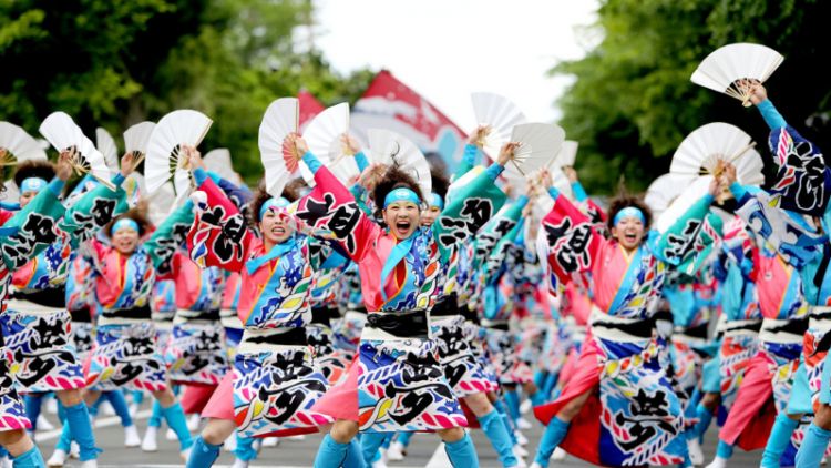 Festival Tari Yosakoi akan mempertmukan 10.000 penari (Oh! Matsuri). Festival Tari Yosakoi akan mempertmukan 10.000 penari (Oh! Matsuri).