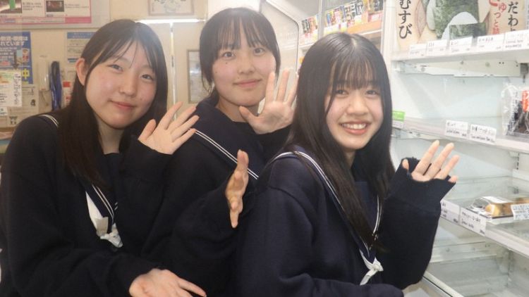 Dari kiri: Hiyori Imaya, Miyu Fukui dan Hinayo Inui di toko FamilyMart kota Hashimoto. Dari kiri: Hiyori Imaya, Miyu Fukui dan Hinayo Inui di toko FamilyMart kota Hashimoto.