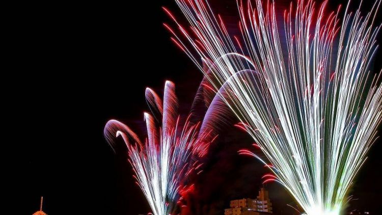 Penampilan kembang api di Horikawa Festival (nagoya-info.jp). Penampilan kembang api di Horikawa Festival (nagoya-info.jp).