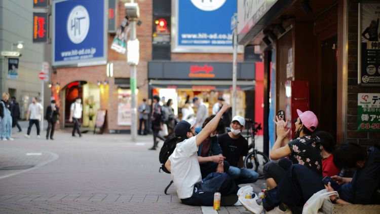 Orang-orang yang mabuk di daerah Shibuya (Ryusei Takahashi/Japan Times)