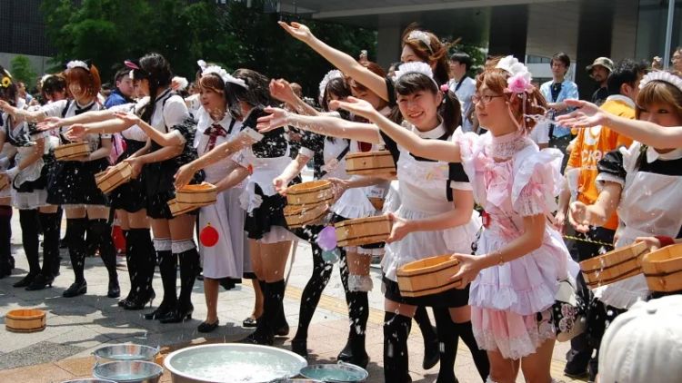 Para maid di Akihabara melakukan uchimizu (Danny Choo) Para maid di Akihabara melakukan uchimizu (Danny Choo)