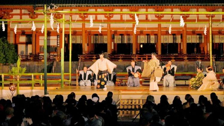 Pertunjukan Kyoto Takigi Noh di Kuil Heaian pada 1 Juni 2024 (Kyoto Shimbun).