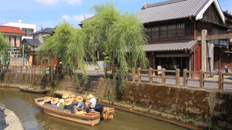 Nikmati tur perahu Sungai Ono yang populer (JNTO). Nikmati tur perahu Sungai Ono yang populer (JNTO).