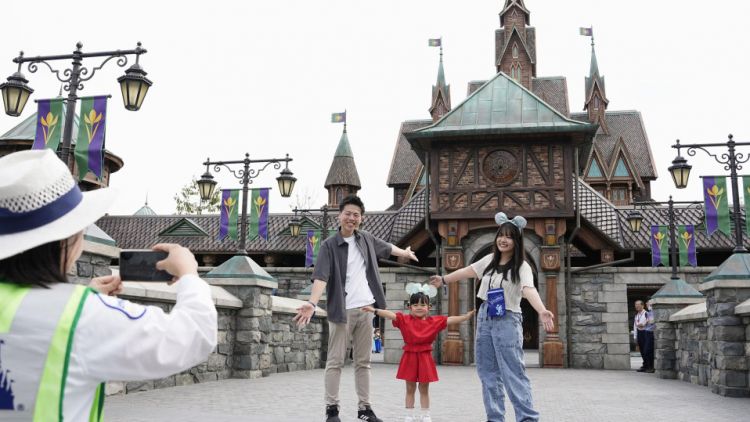 Pengunjung berfoto di area baru Fantasy Springs di Tokyo DisneySea (Kyodo News). Pengunjung berfoto di area baru Fantasy Springs di Tokyo DisneySea (Kyodo News).