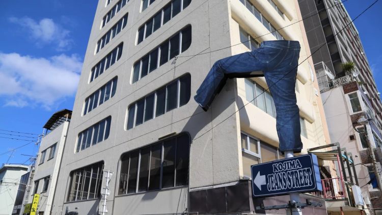 Ikon celana jeans di Kojima Jeans Street (okayama-japan.jp).