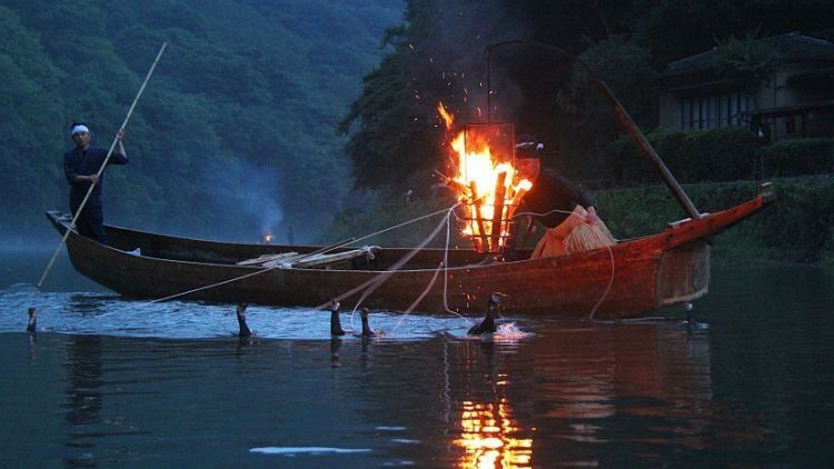 Para nelayan menggunakan obor sebagai pencahayaan sekaligus untuk menarik ikan (Japan Guide). Para nelayan menggunakan obor sebagai pencahayaan sekaligus untuk menarik ikan (Japan Guide).